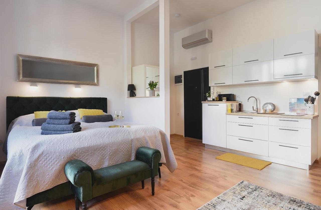 E&F Luxury Apartments Pula Exterior photo
